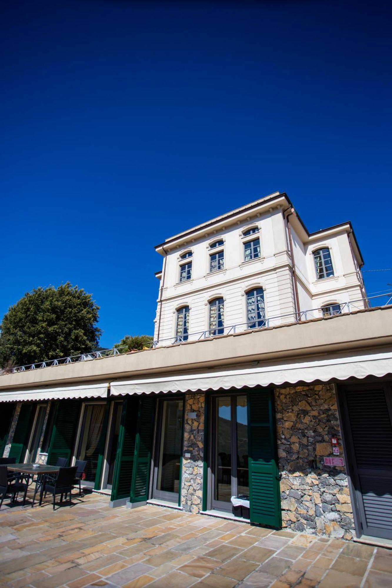 Miramare Apartments&Suites La Spezia Szoba fotó
